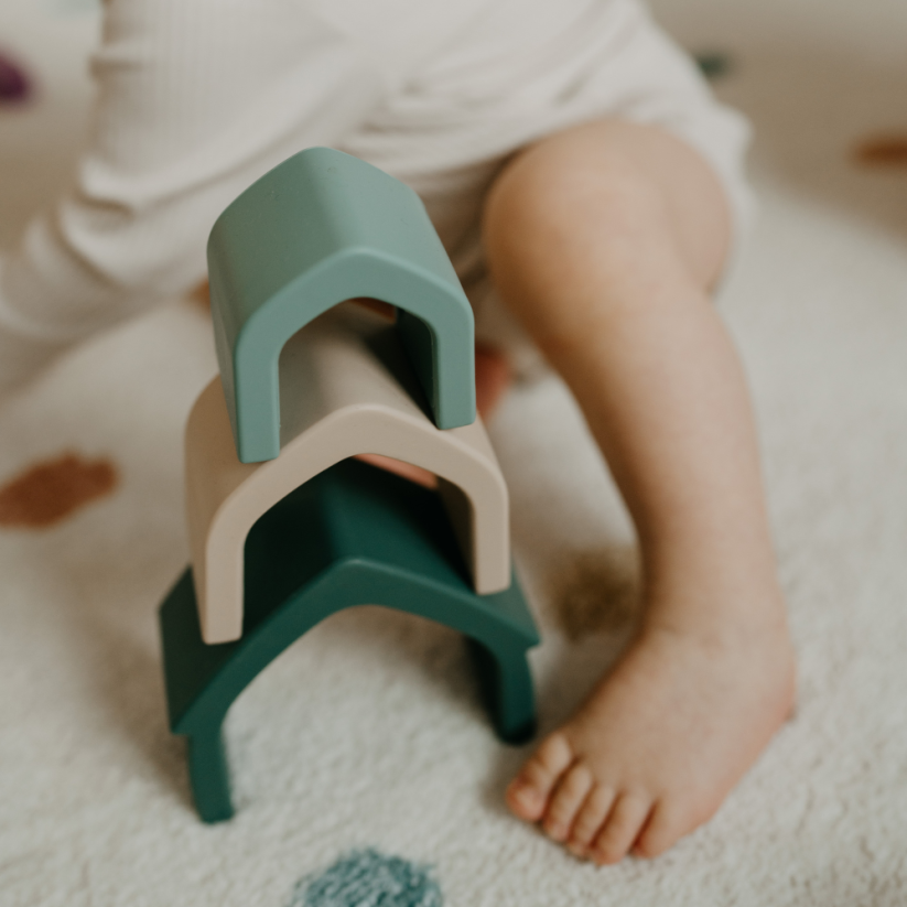 PETITE&MARS Silikonowa zabawka – układanka House Intense Ochre 12m+