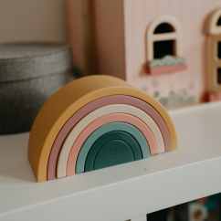 PETITE&MARS Hračka silikónová skladacia Rainbow Intense Ochre 12m+
