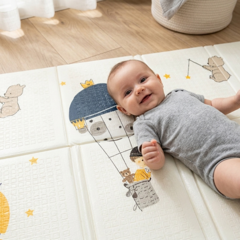 PETITE&MARS Dwustronna, składana mata do zabawy Campy 130×200 cm - Warianty Campy: Cars&Arabesca