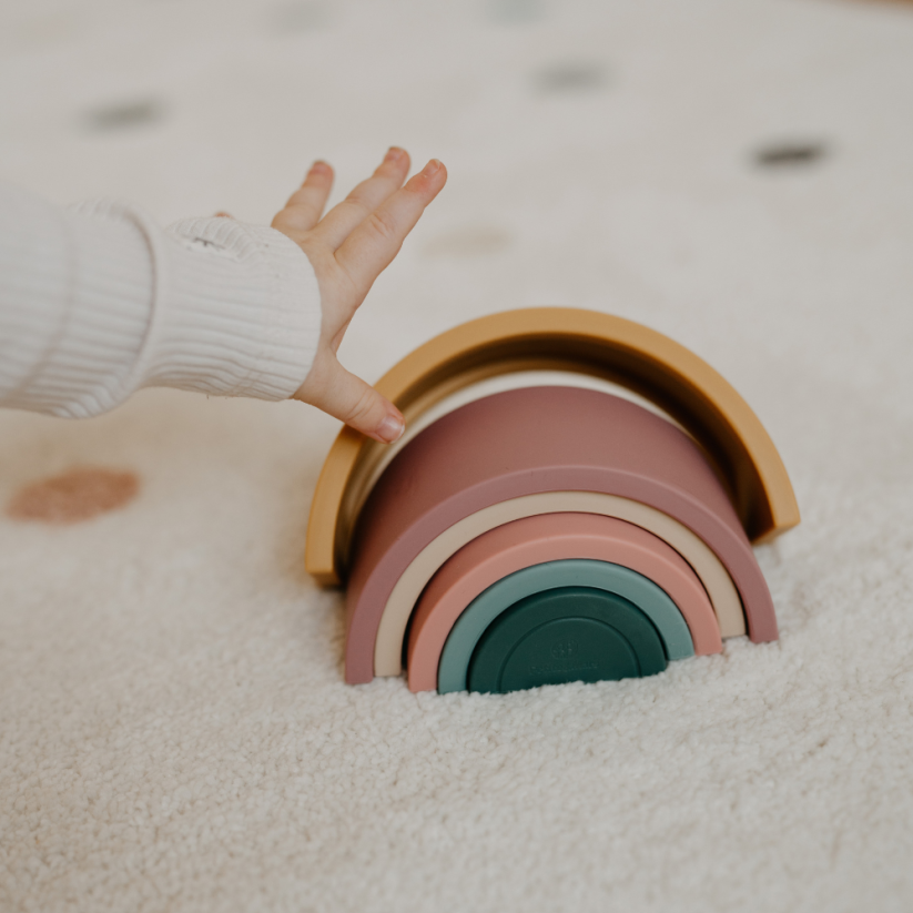 PETITE&MARS Hračka silikonová skládací Rainbow Misty Green 12m+