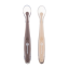 PETITE&MARS Zestaw 2 silikonowych łyżeczek z etui TAKE&MATCH 6m+ - Varianty Silikonové lžičky: Sand - Cocoa