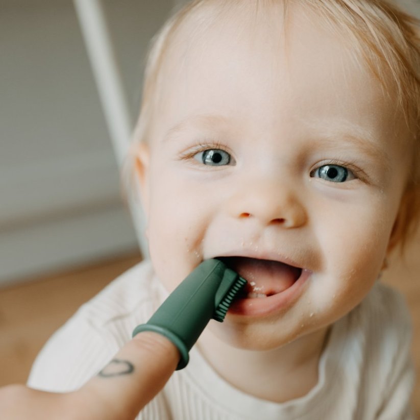 PETITE&MARS Sada silikónových zubných kefiek na prst Ochre&Green 2 ks 6m+