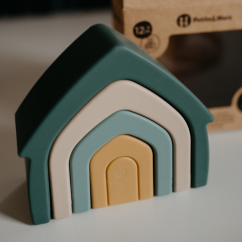 PETITE&MARS Silikonowa zabawka – układanka House Intense Ochre 12m+