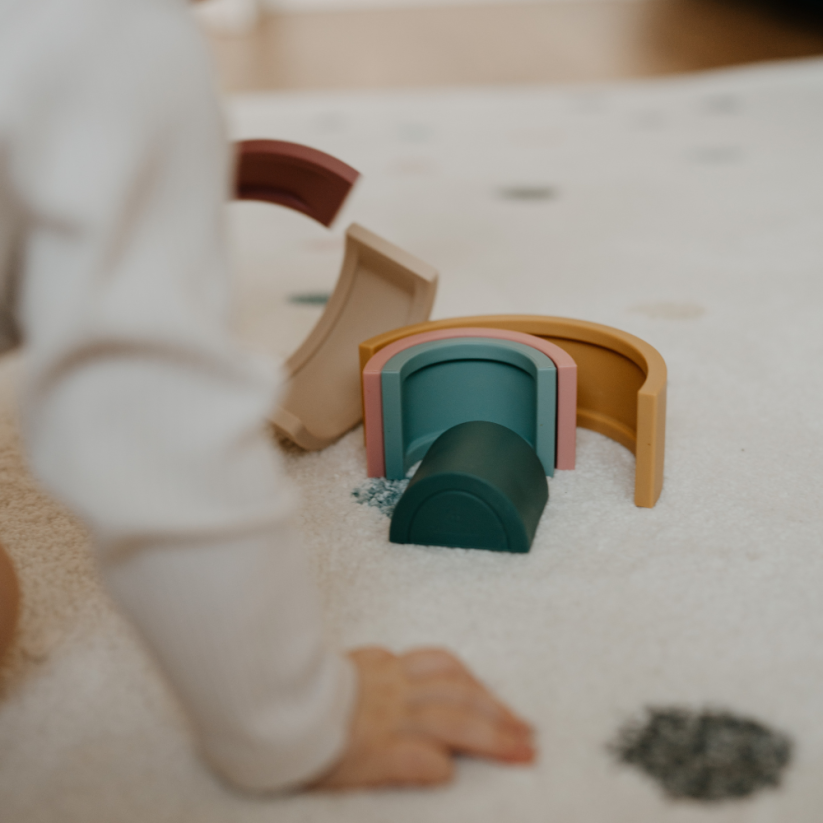 PETITE&MARS Hračka silikonová skládací Rainbow Misty Green 12m+