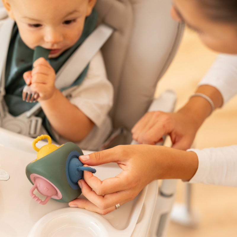 PETITE&MARS Silikonowa zabawka sensoryczna pop - up Pop Triangle 10m+