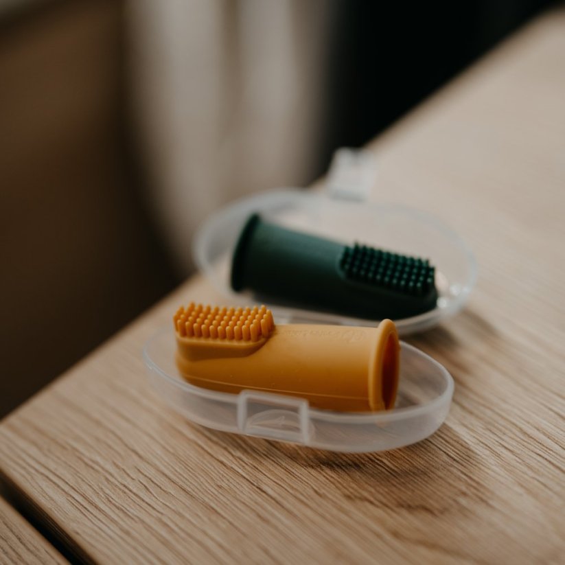 PETITE&MARS Sada silikónových zubných kefiek na prst Ochre&Green 2 ks 6m+