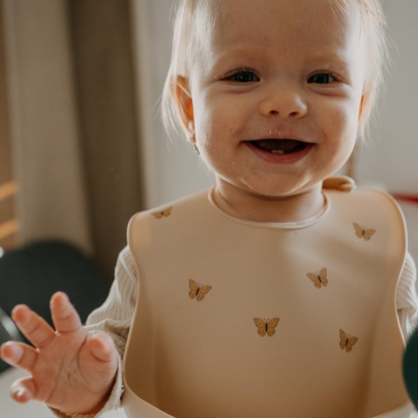 PETITE&MARS Śliniak silikonowy Take&Match ze wzorem 6m+ - Take&Match Design: Sweet Pineaples