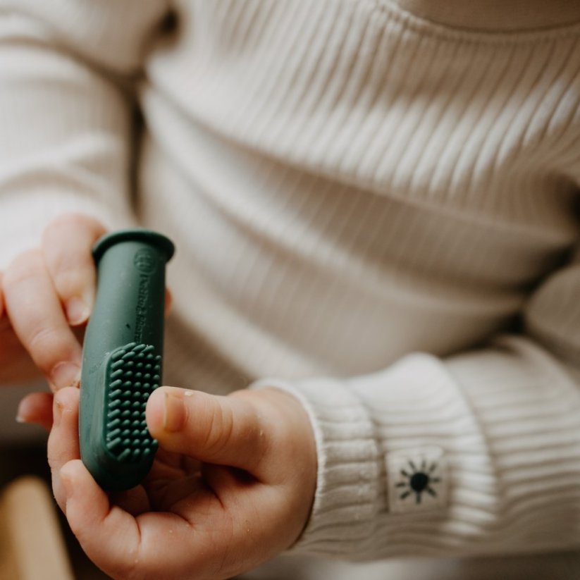 PETITE&MARS Sada silikónových zubných kefiek na prst Ochre&Green 2 ks 6m+